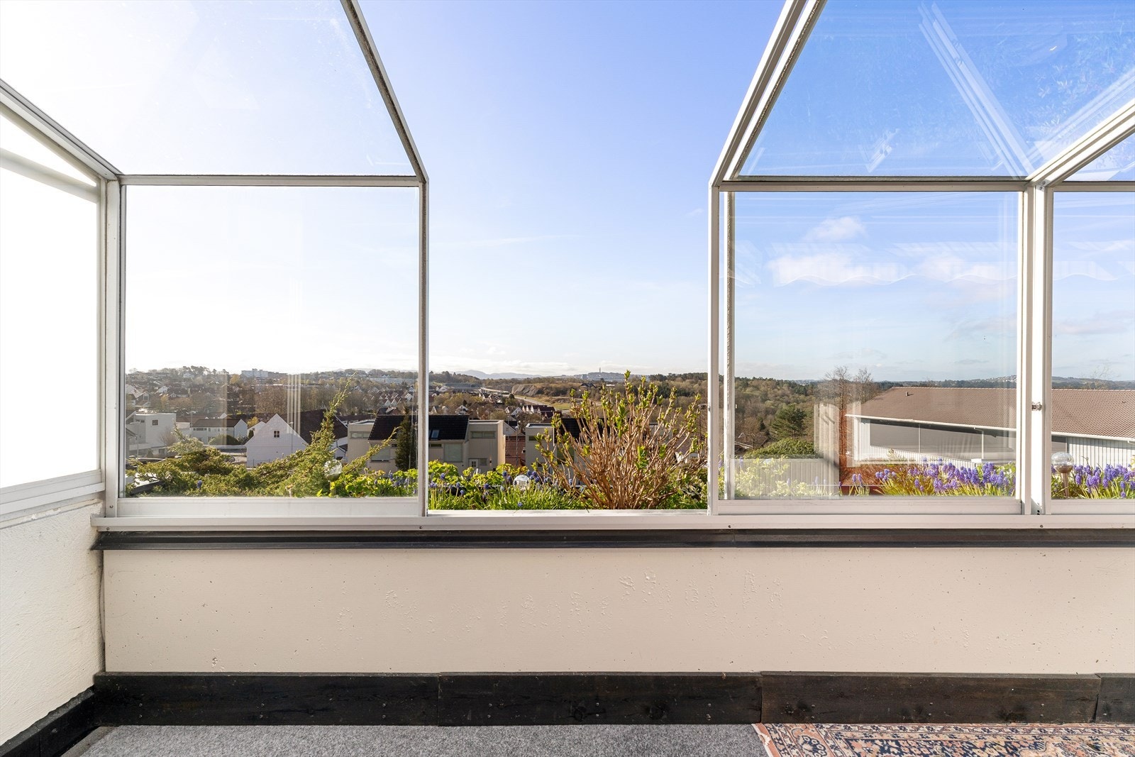 Innglasset balkong med flott utsikt. Galleribilde