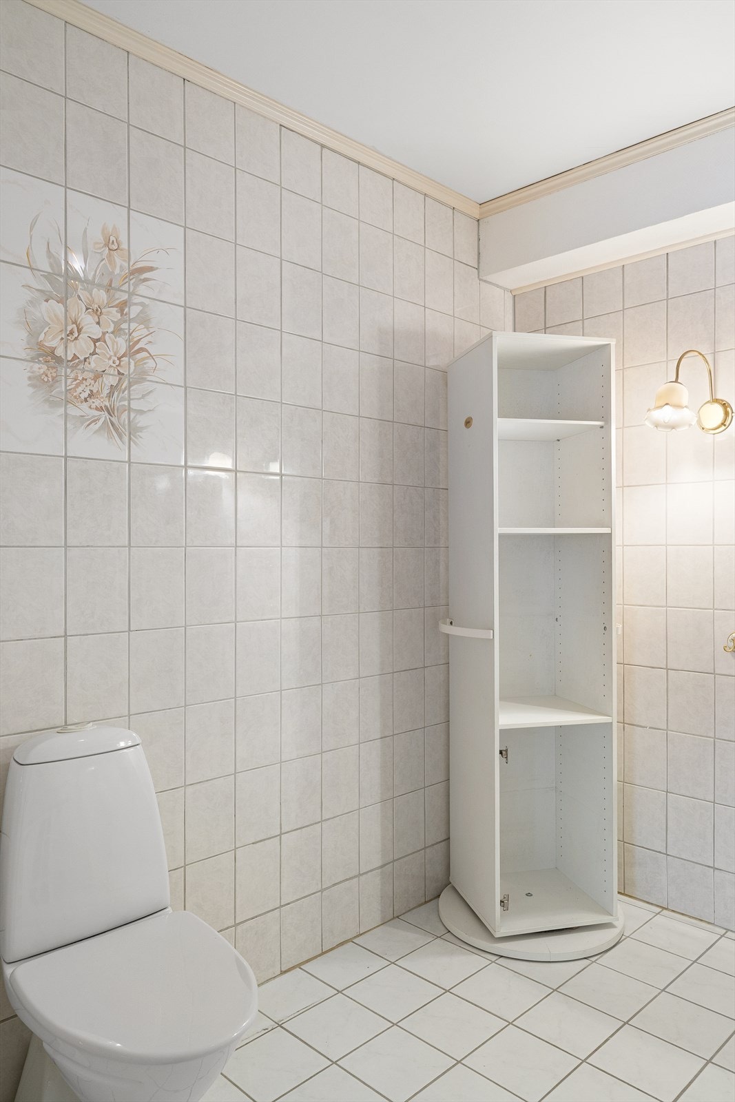 Romslig bad med god plass til oppbevaring. Galleribilde