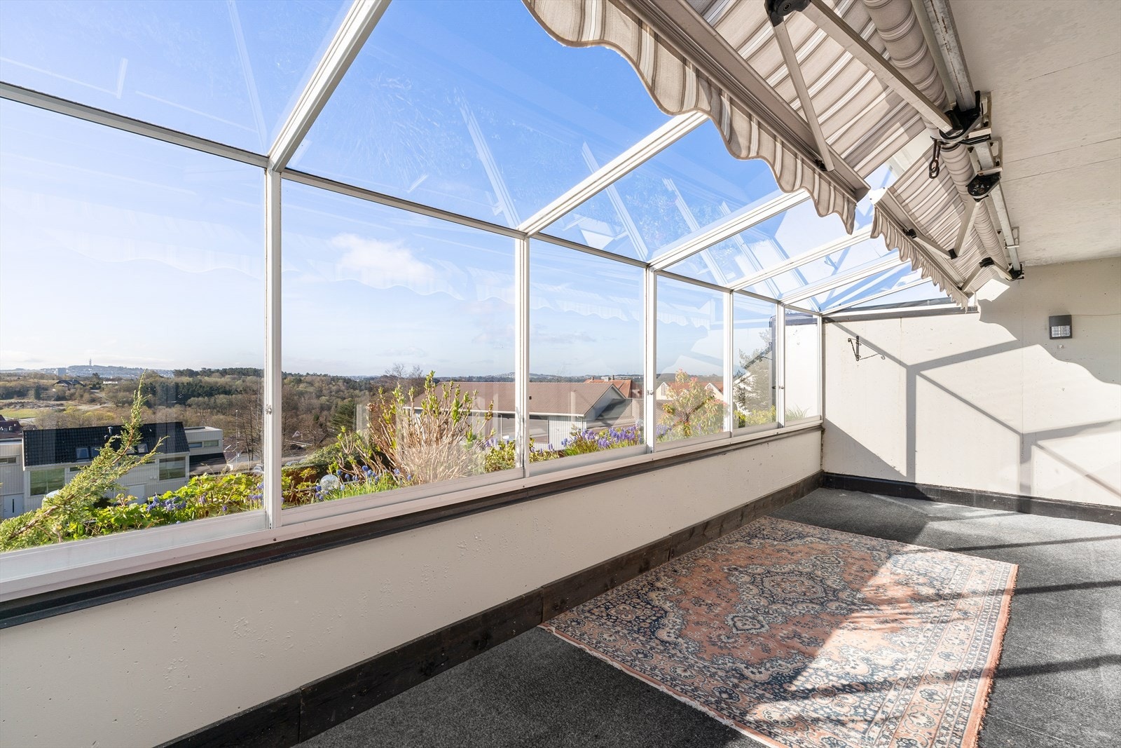 Stor solrik innglasset terrasse med gode møbleringmuligheter og flott utsyn. Galleribilde