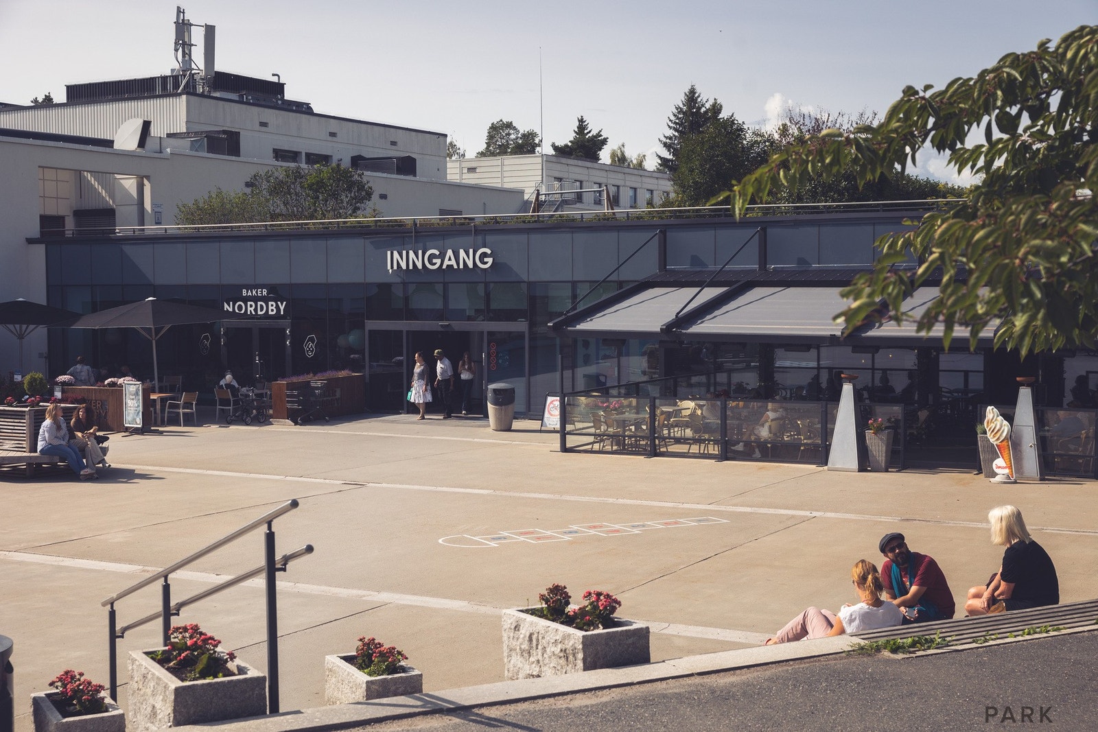 Tangen Nærsenter byr på et bredt utvalg av butikker, Meny, Vinmonopol, kaféer, apotek og helsetjenester. Galleribilde