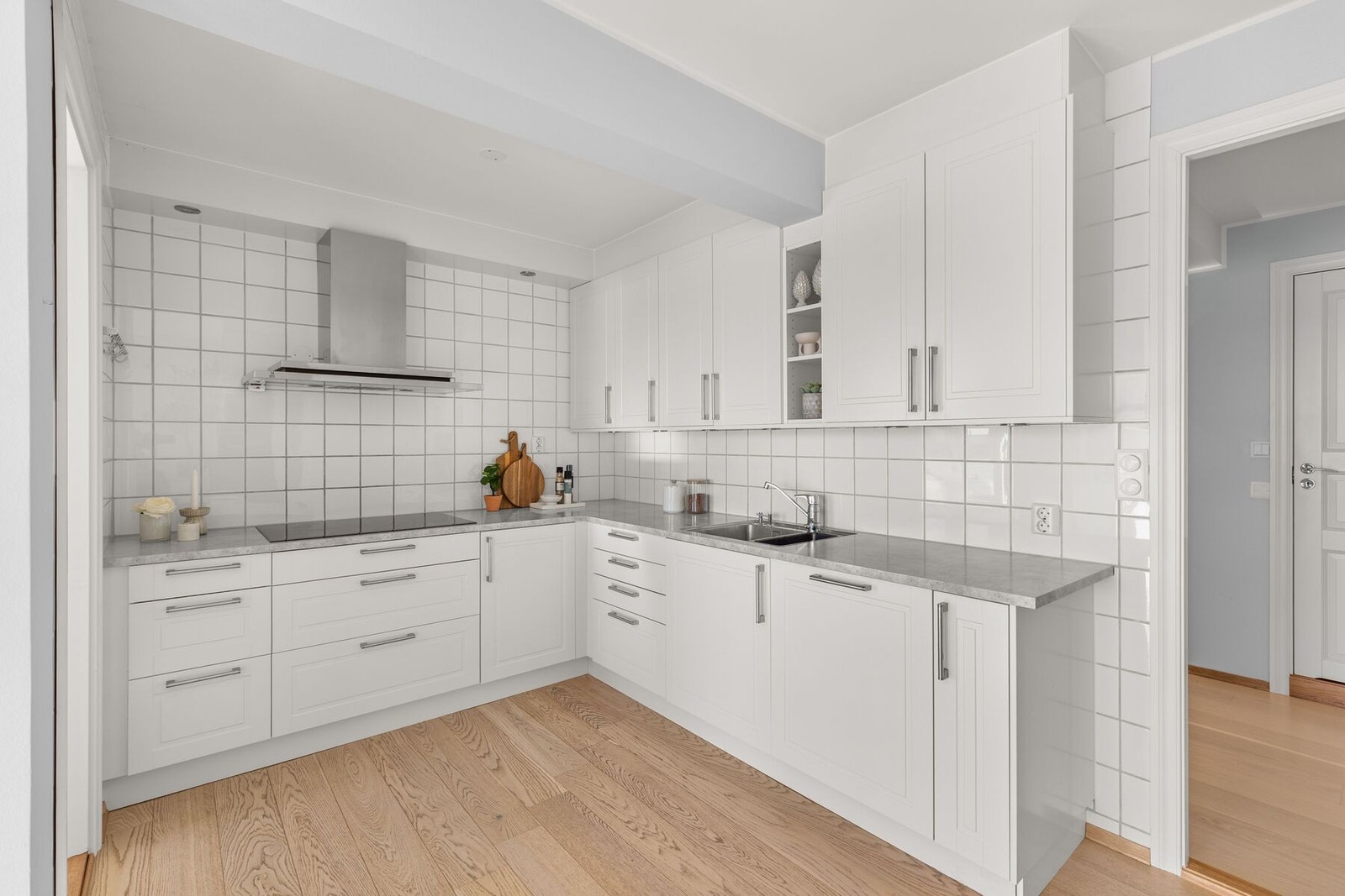 Kjøkkeninnredning fra 2015 fra Norema med profilerte fronter og laminat benkeplate. Galleribilde