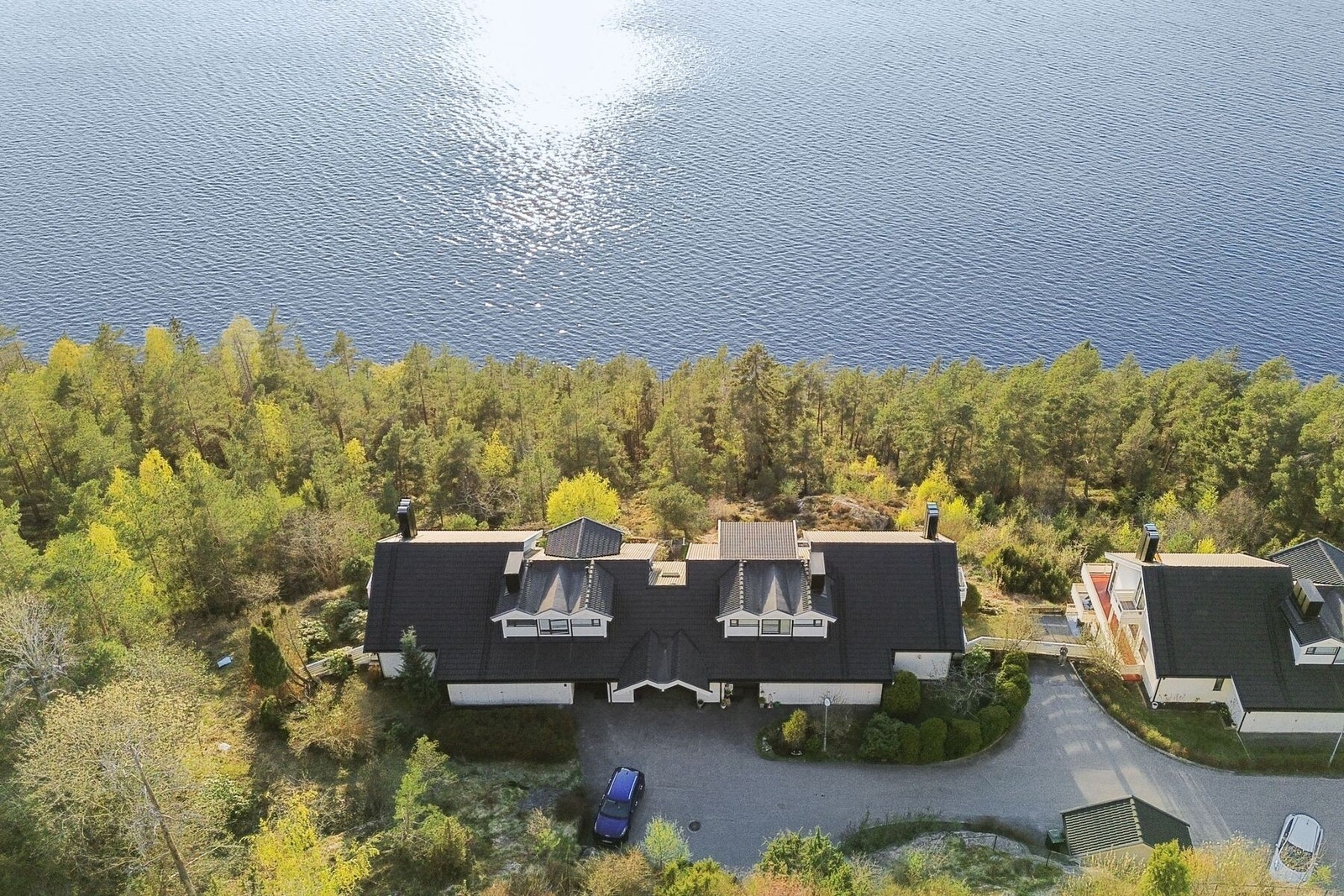 Det følger med egen garasjeplass med el-bil lader i felles parkeringshus Galleribilde