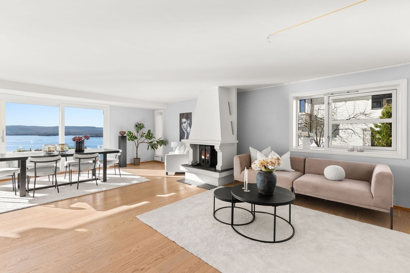 En lys og gjennomgående 4-roms med en stor, solrik terrasse på 60 kvm og panoramautsikt. Galleribilde