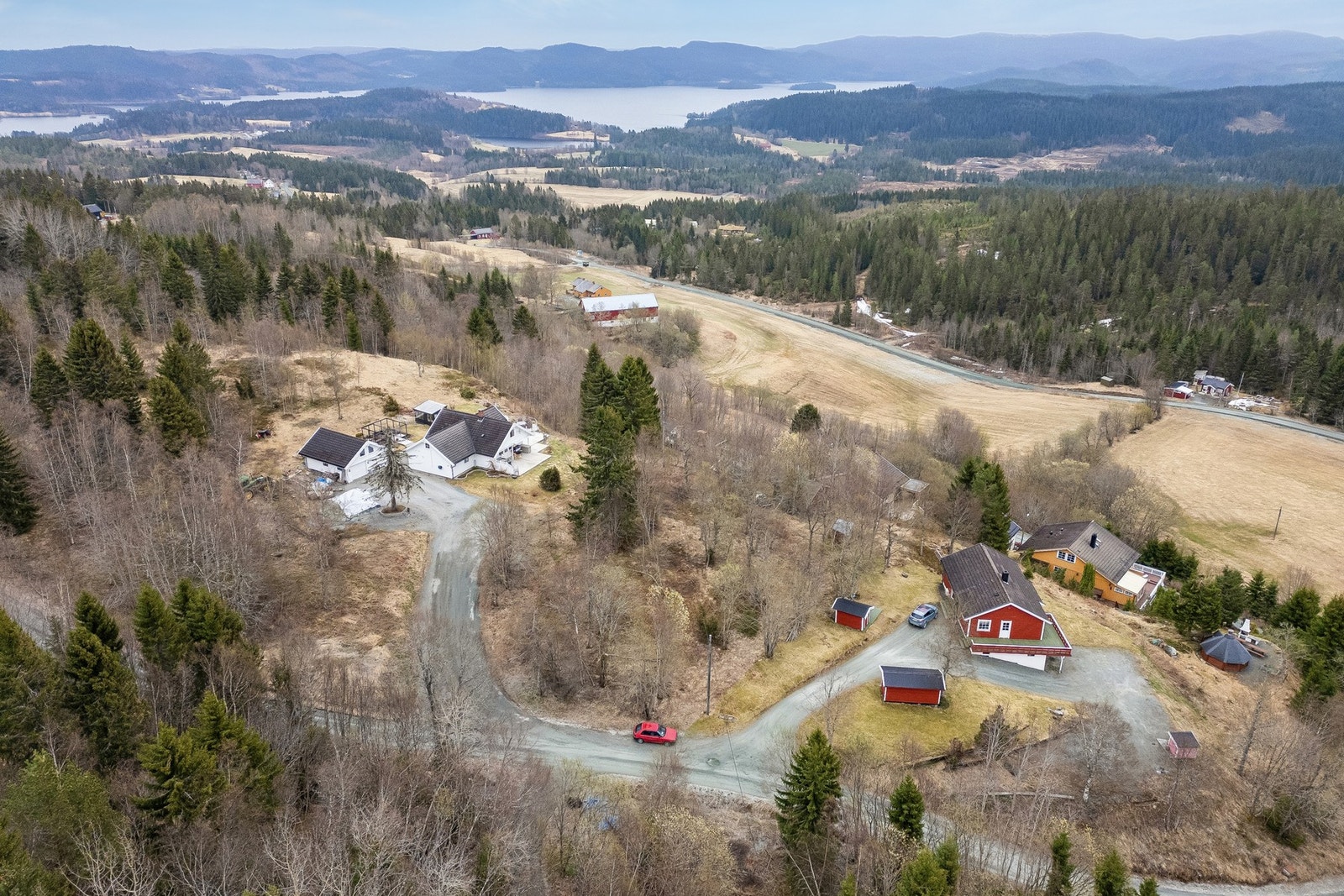 Eiendommen kan tilby meget gode solforhold og utsikt over Jonsvatnet og grøntarealer. Galleribilde
