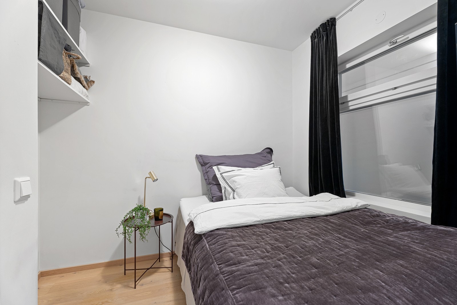 Sovealkove med plass til seng og oppbevaring. Galleribilde