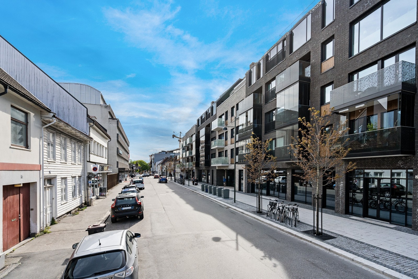 Området har svært gode kollektivforbindelser, med kort avstand til både buss og tog, noe som gir enkel pendling både innen byen og til omkringliggende områder. Galleribilde
