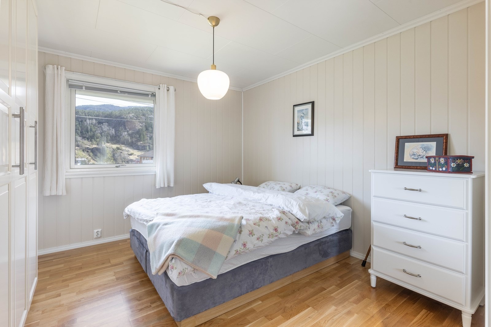 Romslig hovedsoverom med god plass til dobbeltseng. Galleribilde