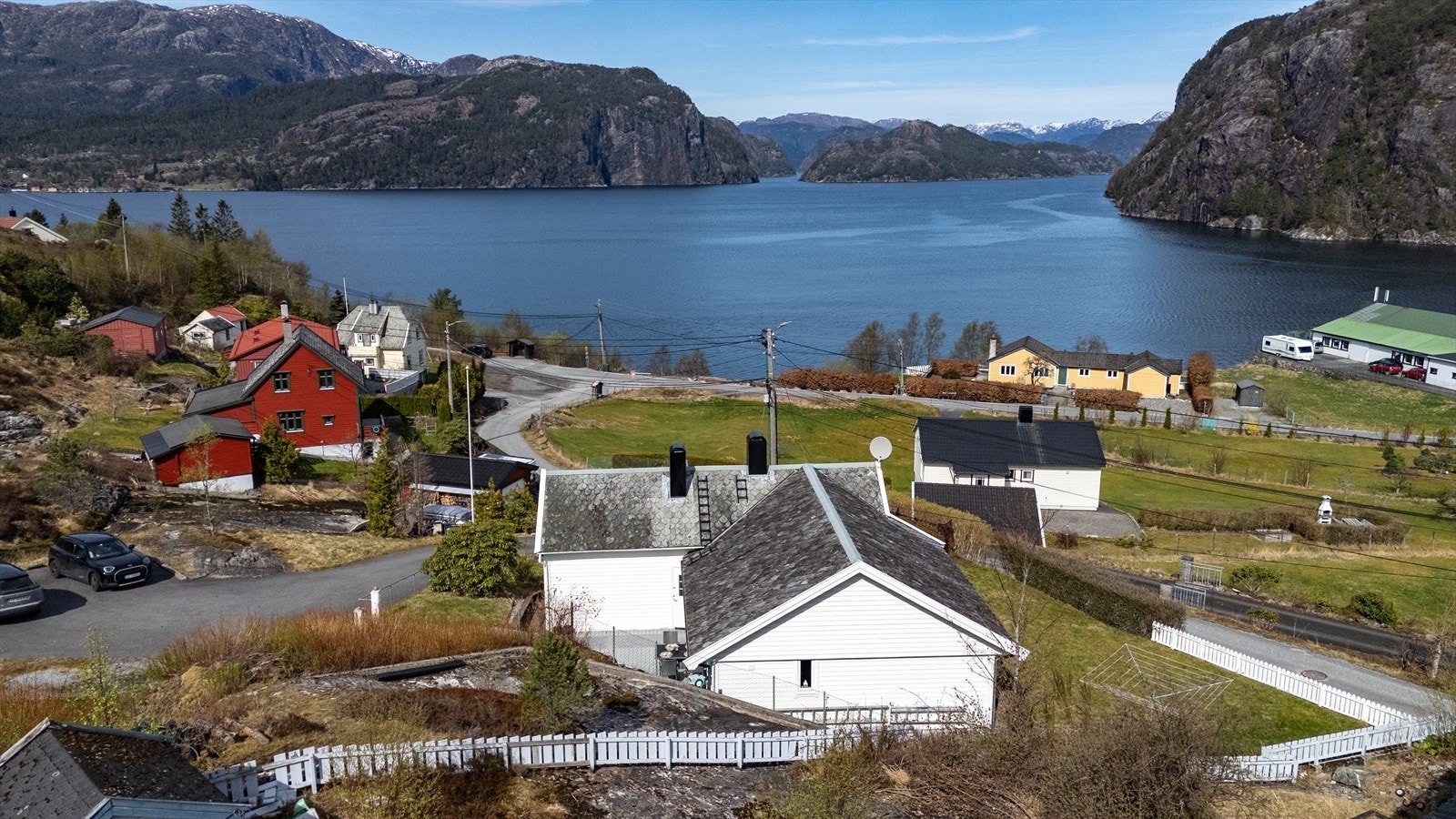 Fantastisk utsikt mot fjord og omkringliggende natur. Galleribilde