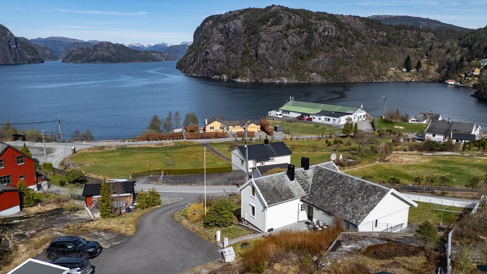 Aktiv Eiendomsmegling v/ Aleksander Lenning har gleden av å presentere Knuthaugvegen 7! Foto: Luminate v/ Eirin Helland. Galleribilde
