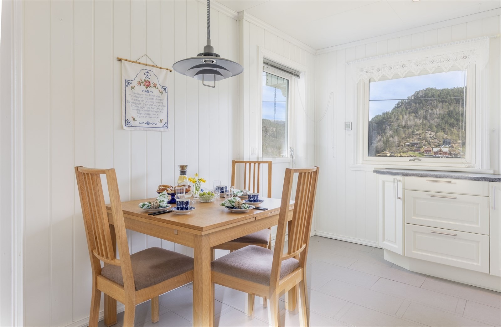 Lyst kjøkken med plass til spisebord. Galleribilde