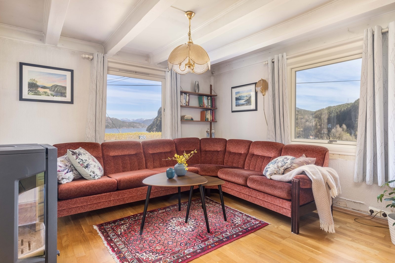 Åpen og trivelig stue med naturlig lysinnslipp. Galleribilde