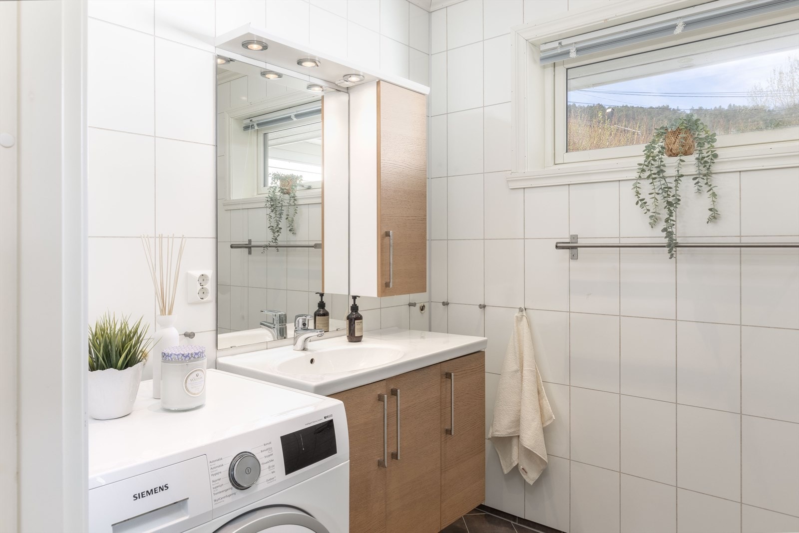 Praktisk bad med opplegg for vaskemaskin, Galleribilde