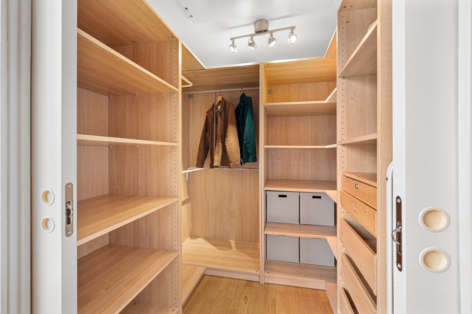 Soverommet har tilknytning til en praktisk og romslig walk-in-garderobe. Galleribilde