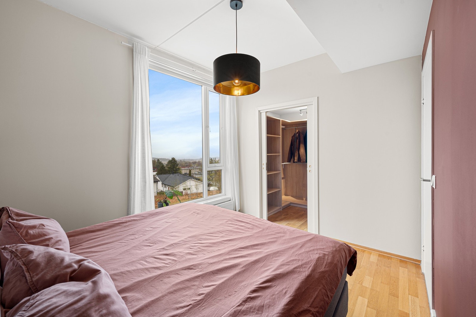 Det er god plass til innredning med dobbeltseng, og soverommet byr på flott utsikt. Galleribilde