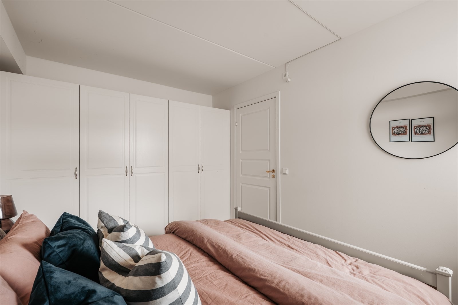 En hel vegg med garderobeskap gir rikelig med oppbevaringsplass på soverommet. Galleribilde