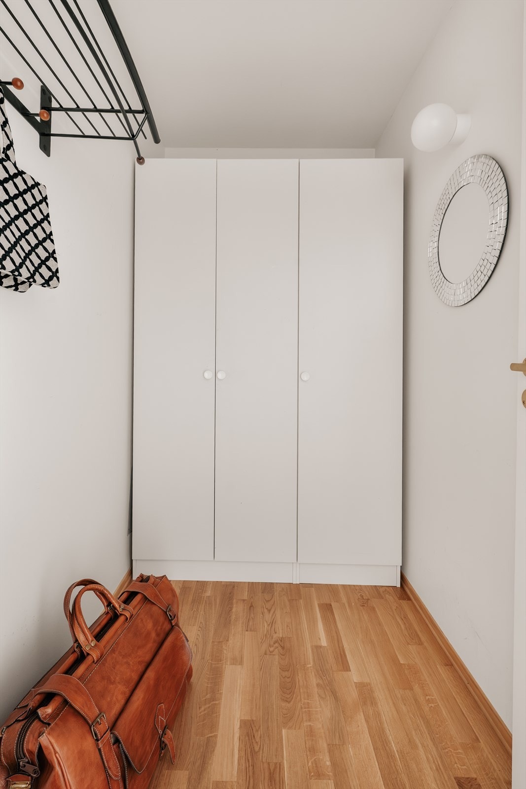 I tilknytning til gangen er det en praktisk innvendig bod. Leiligheten disponerer også en bod på 5,2 m² i kjeller. Galleribilde