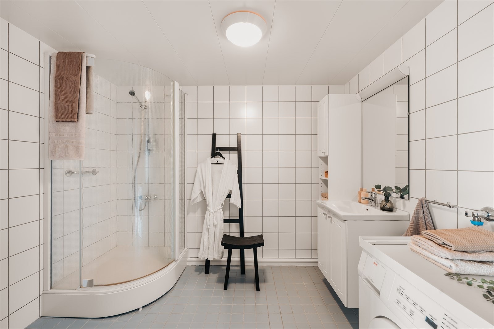 Badet har elektriske varmekabler i det flislagte gulvet. Galleribilde