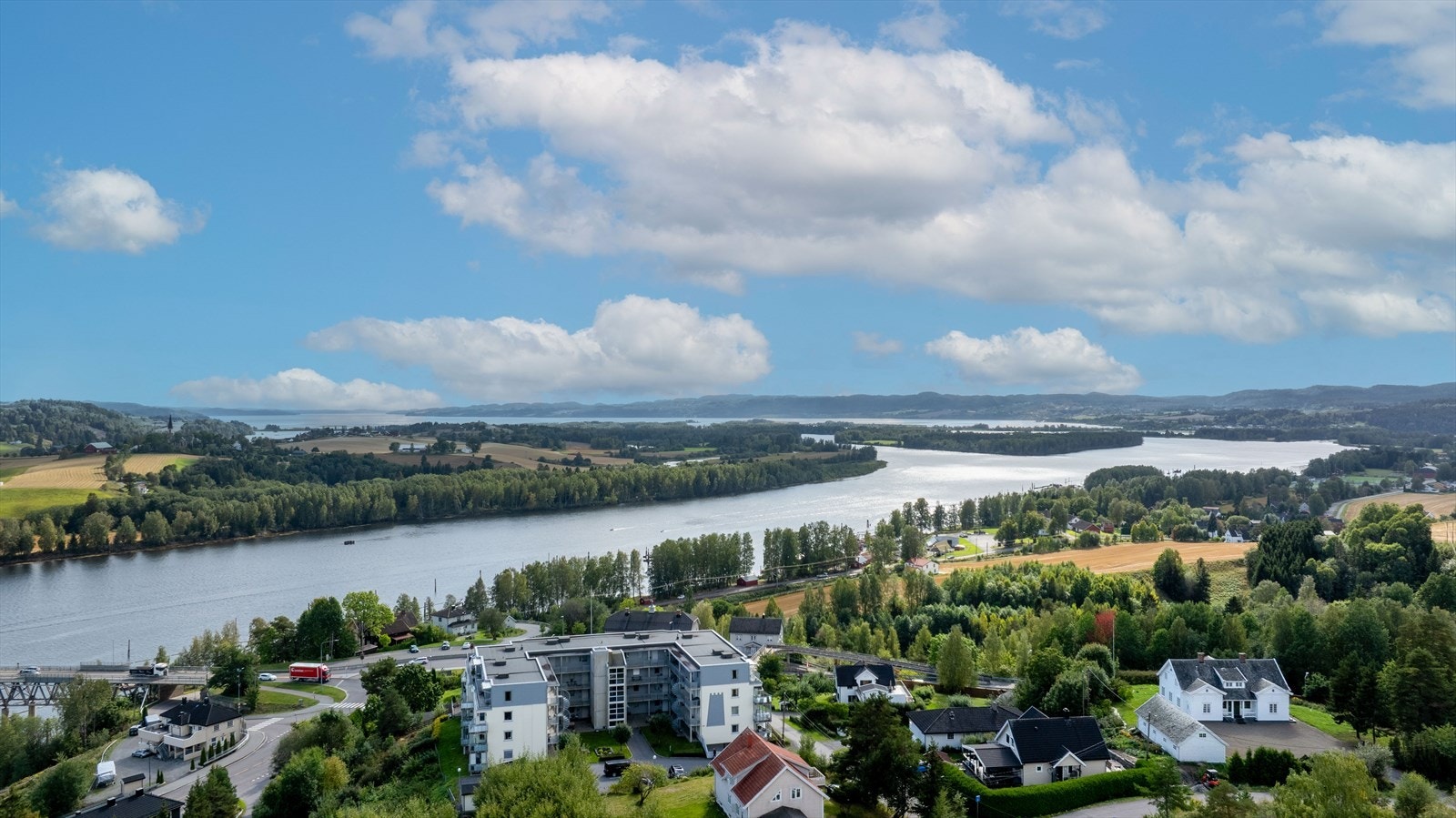Området har nærhet til både sentrumsliv og vakker natur som innbyr til friluftsliv. Galleribilde