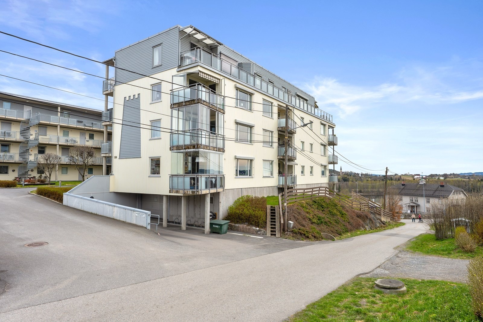 Bygget er fra 2005 og har heis. Til leiligheten hører en parkeringsplass i felles garasjeanlegg. Galleribilde