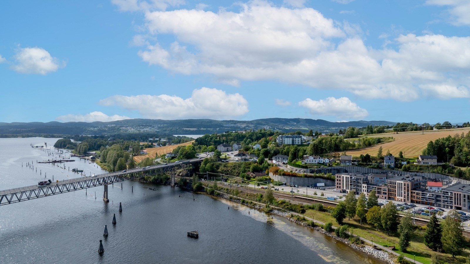 Fra Fetsund stasjon, 8 minutter unna, tar toget deg til Oslo S på 29 minutter. Galleribilde