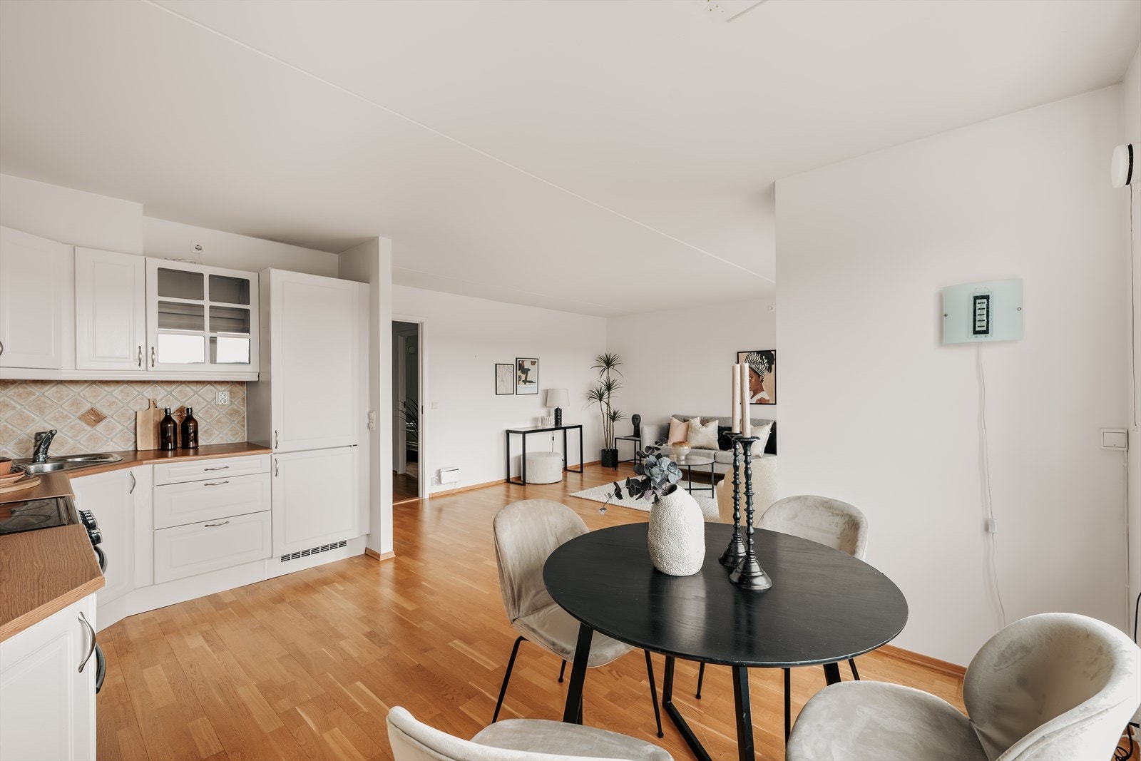 Utsyn fra kjøkkenet mot stuen og videre ut mot balkongen. Galleribilde