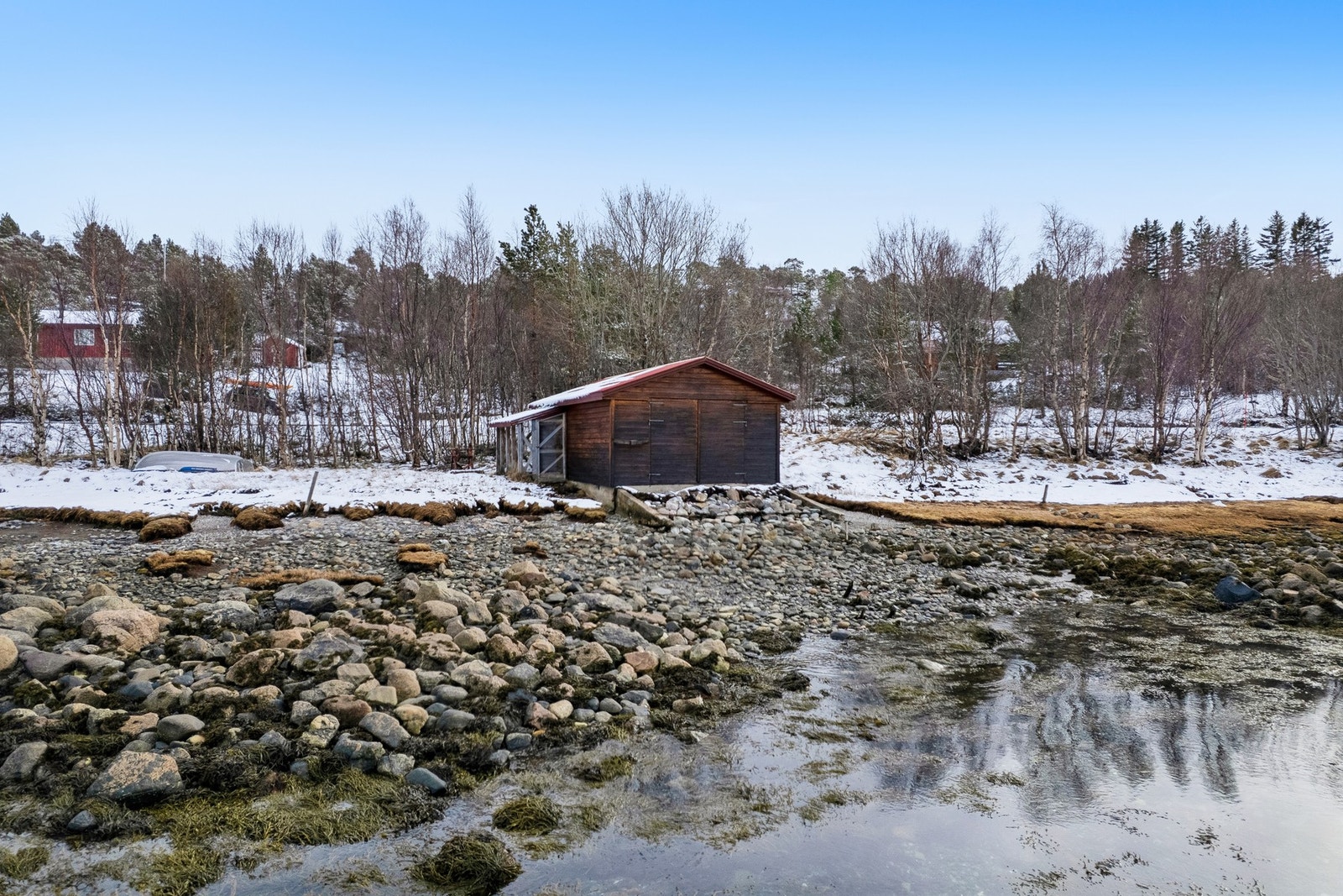 Med en beliggenhet kun 58 meter fra sjøen, ligger alt til rette for et aktivt hytteliv ved fjorden. Galleribilde