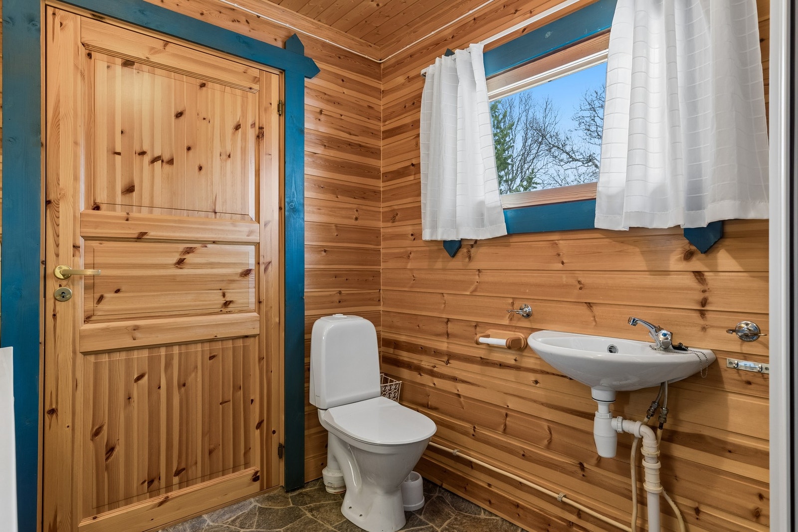 Rommet inneholder også WC og servant. Oppvarming skjer via panelovn. Galleribilde