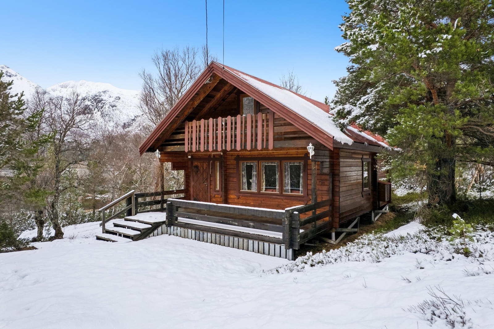 Eiendommen inkluderer et uthus på 18 m² og et naust på 27 m² med tinglyst rettighet. Galleribilde