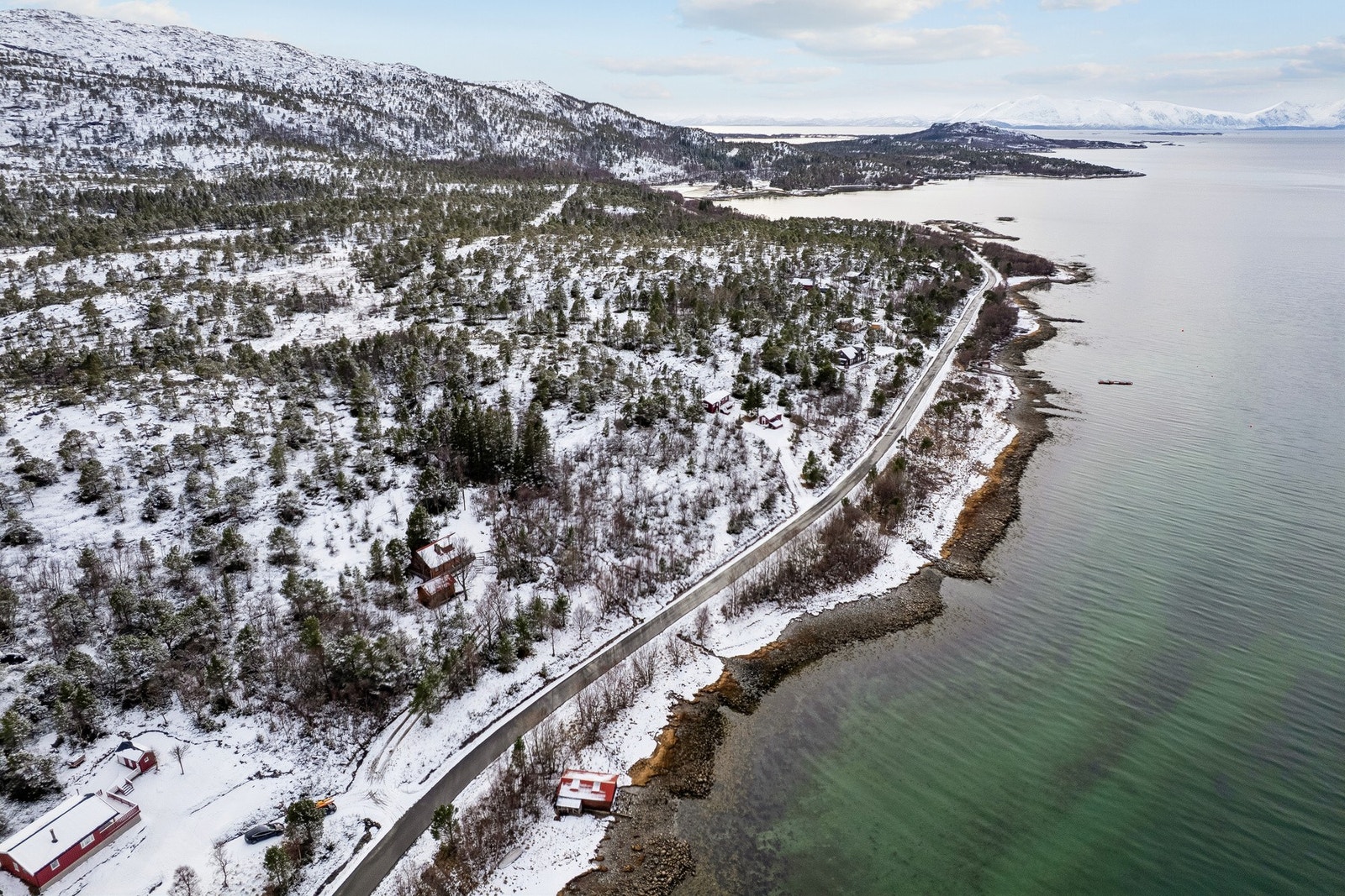 Fra eiendommen er det ca. 46 minutters kjøring til Finnsnes. Galleribilde