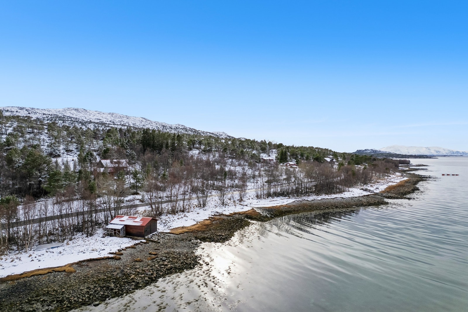 Naustet har en flott plassering i strandkanten. Galleribilde