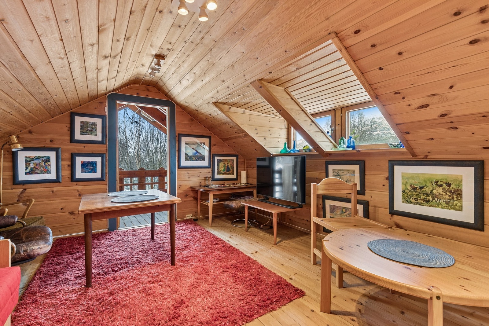Loftstuen er et allsidig rom med skråhimling og utgang til en balkong på 3 m². Galleribilde