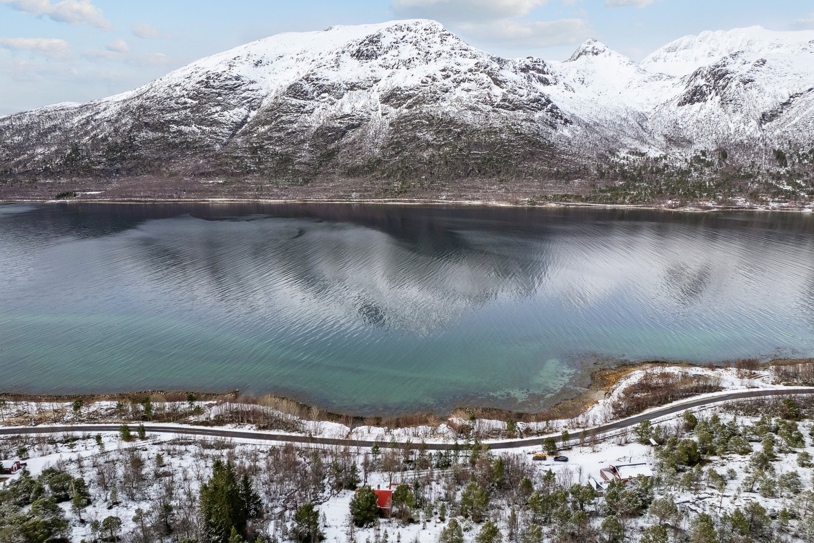 Her bor du med storslått natur og mektige fjell som nærmeste nabo. Galleribilde