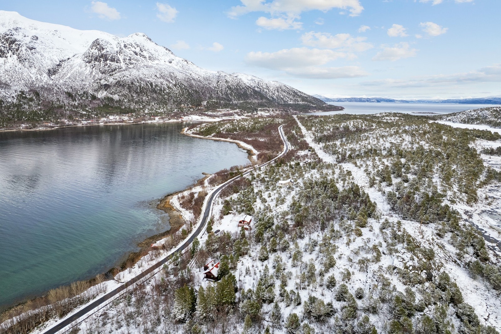 Nærmeste dagligvarebutikk er Joker Stonglandseidet, ca. 2 km unna. Galleribilde