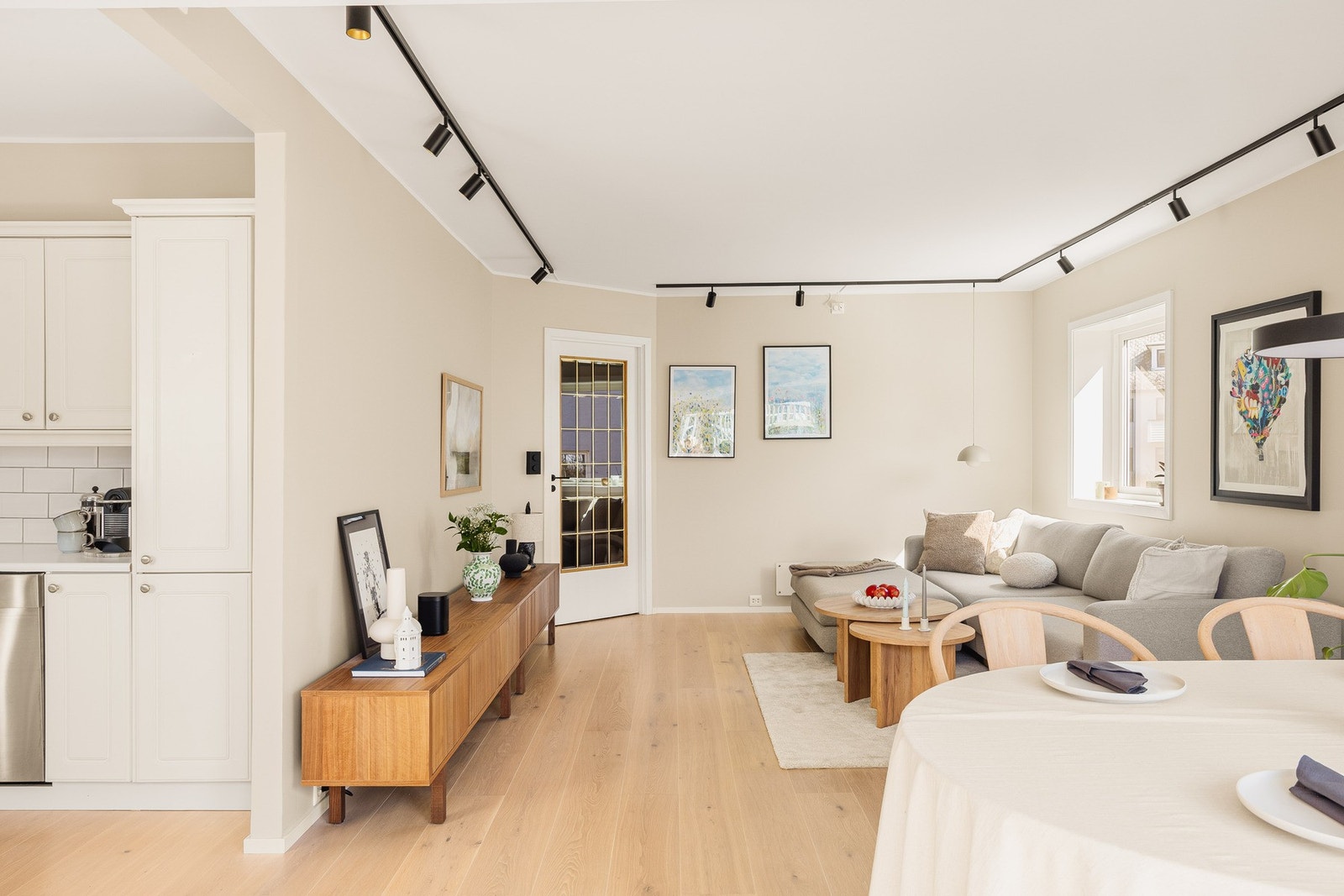 Lekker stue med delikate farger og god plass til både en stor sofa, mediemøblement og spisegruppe. Galleribilde