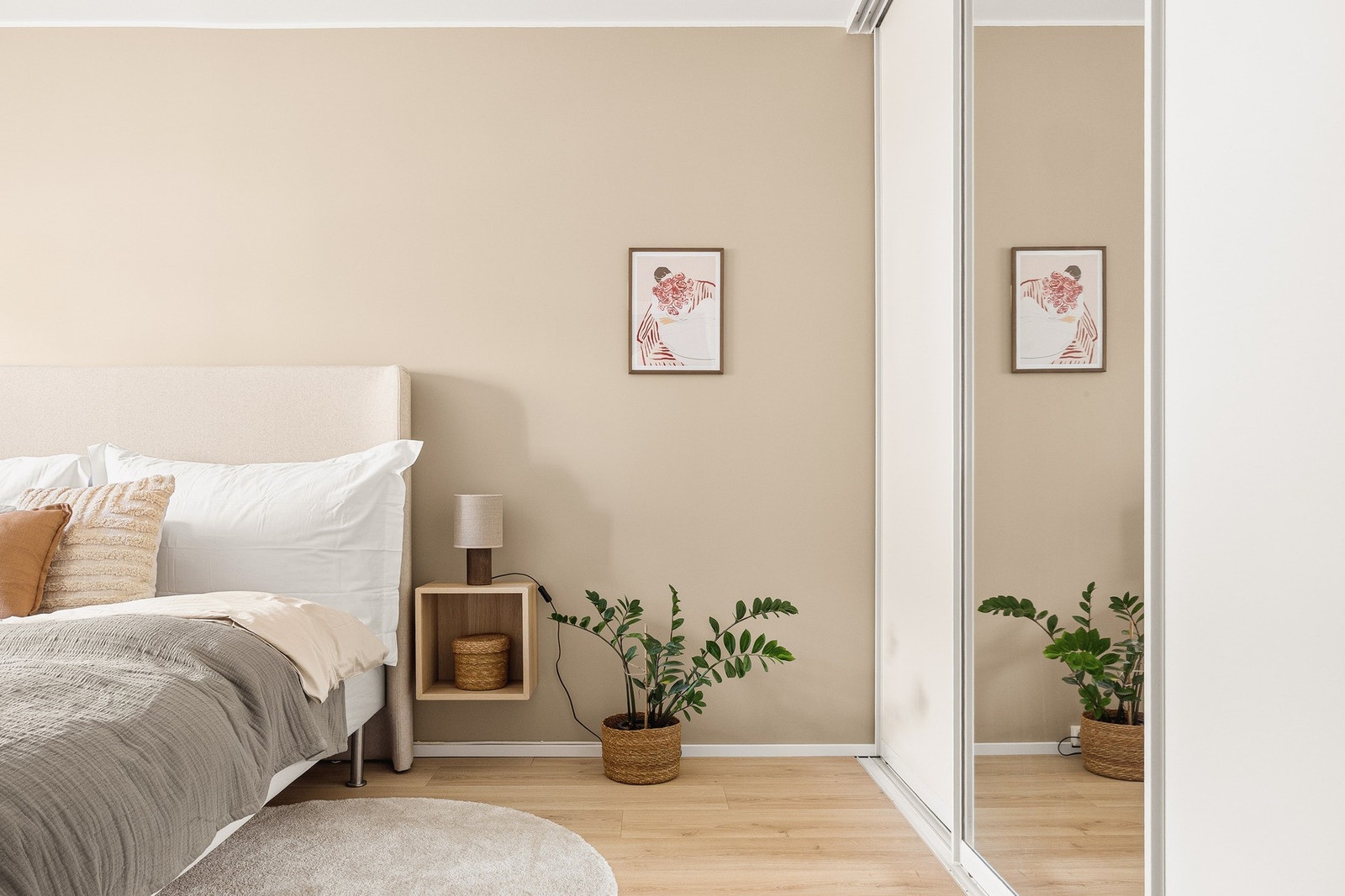 Begge rommene har plass til dobbeltseng, nattbord på hver side og garderobe. Galleribilde