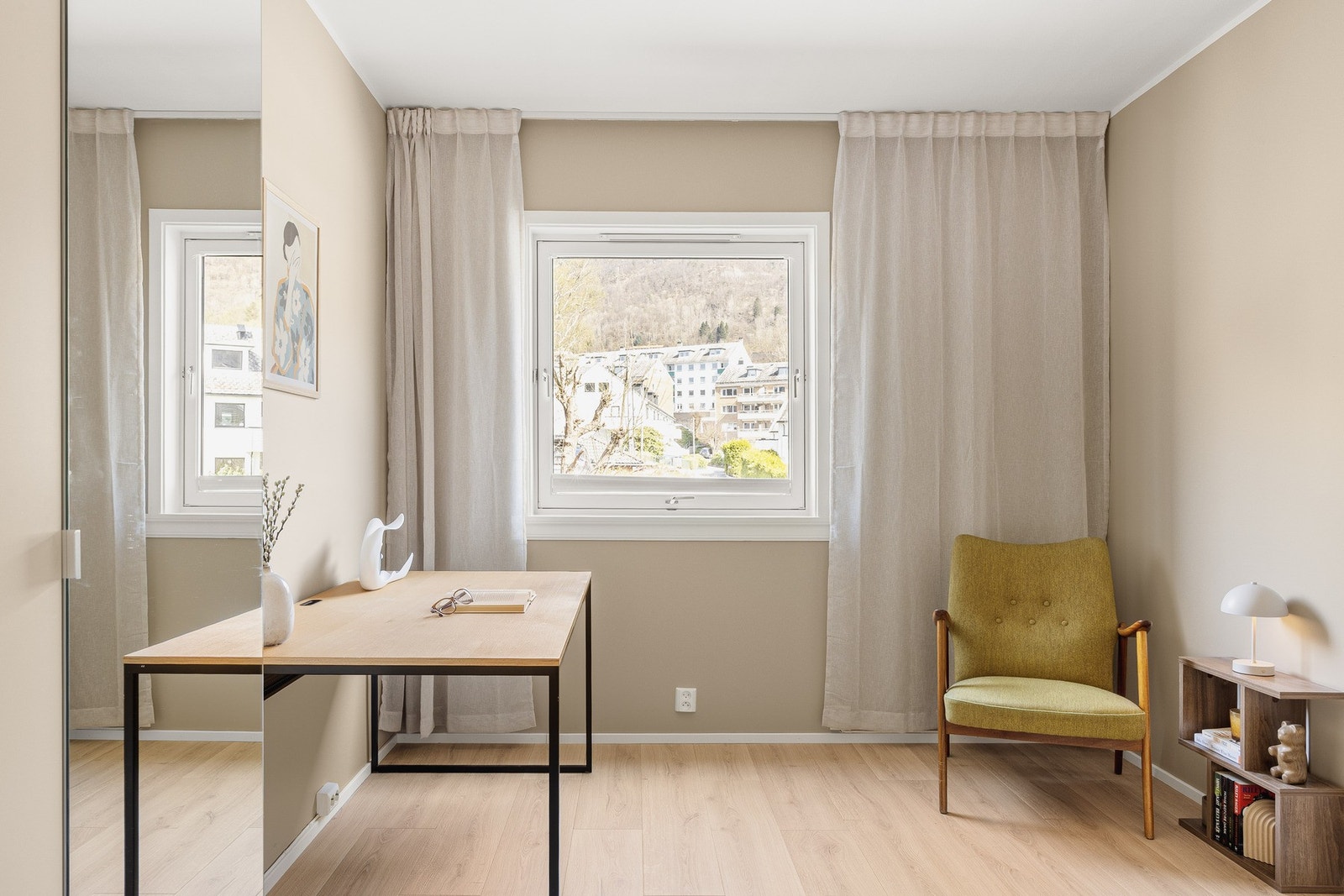 Har du ikke behov for to soverom, kan du bruke det minste til hjemmekontor. Galleribilde