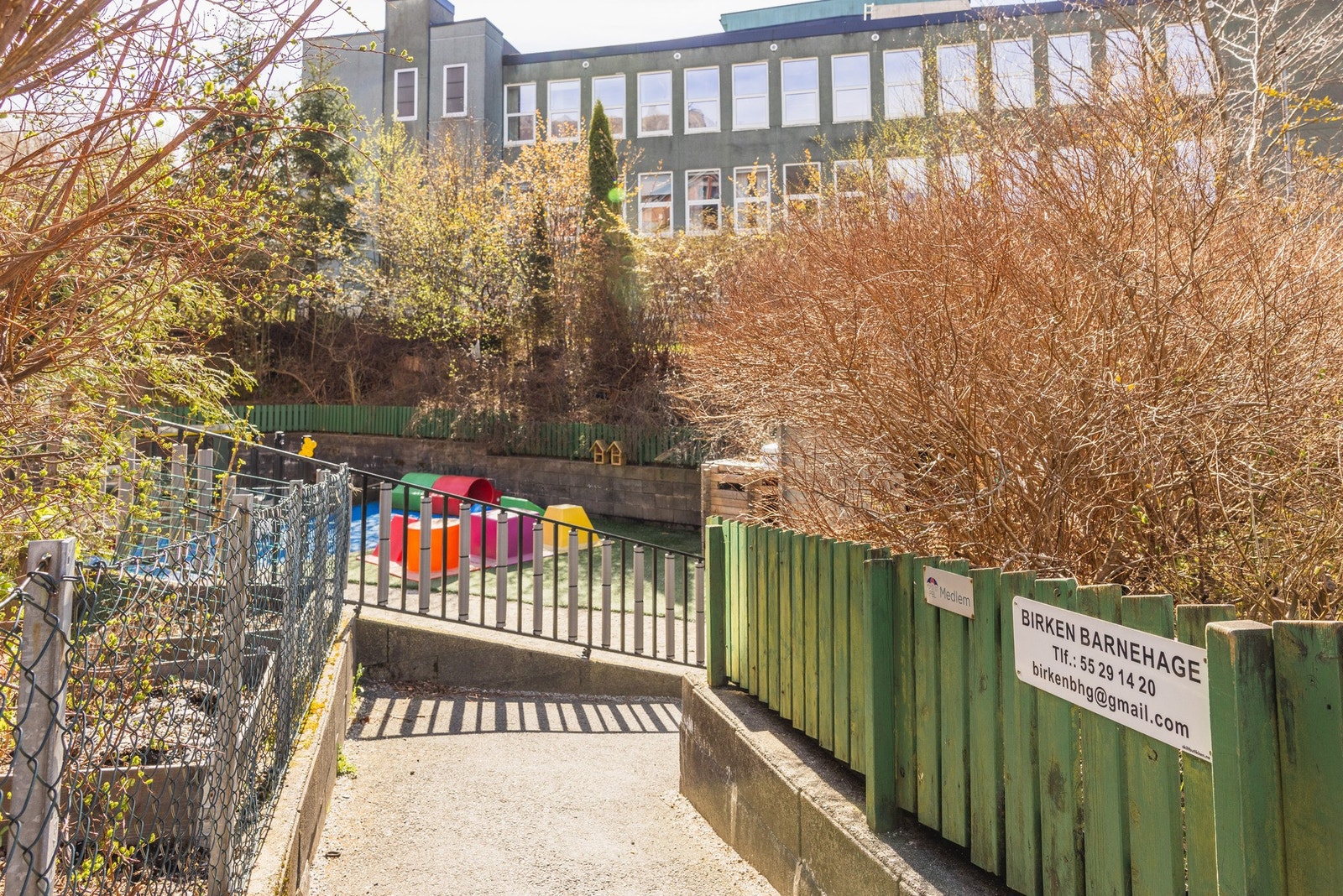 Dette er et barnevennlig område med nærhet til flere barnehager og skoler på alle trinn, inkludert videregående skole. Galleribilde