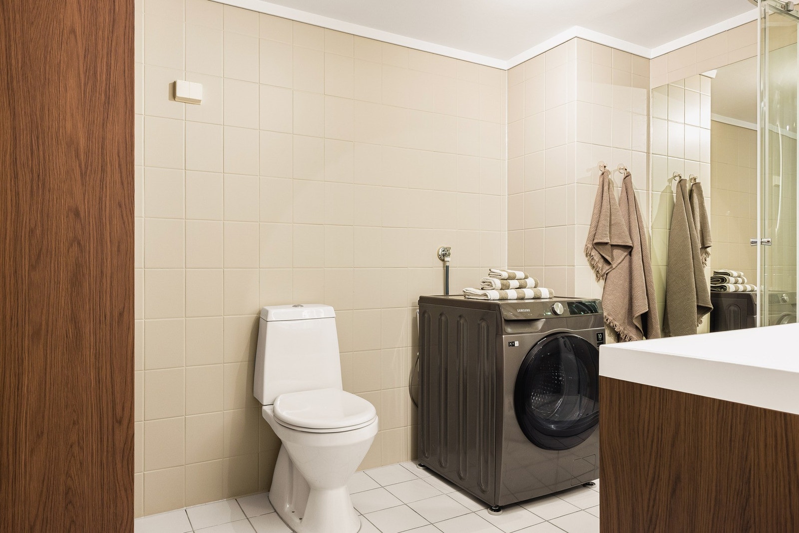 I 2026 ble badet oppgradert med ny innredning, nytt dusjkabinett med avløp til sluk og malte vegger. Galleribilde