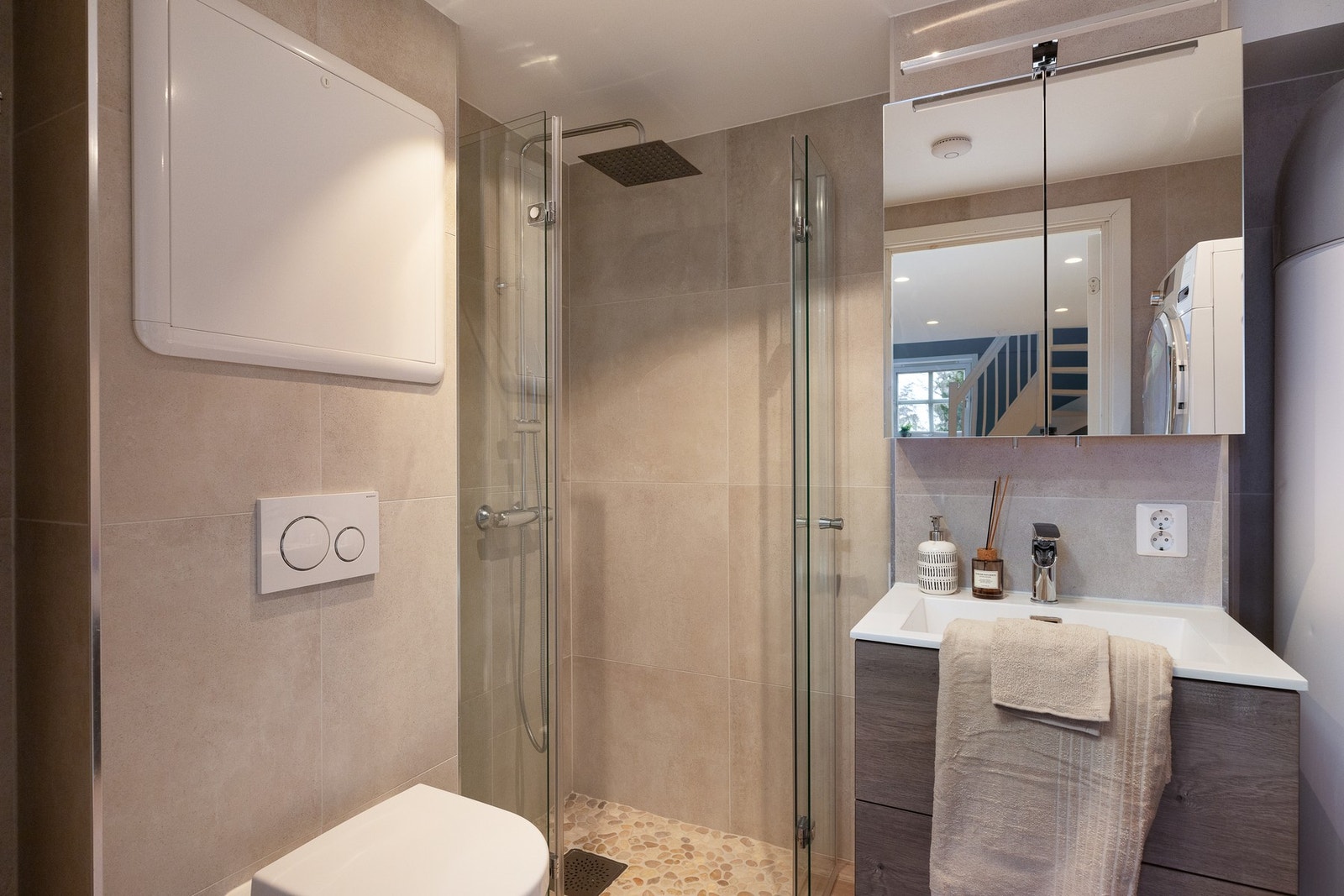 Det lille badet ble totalrenovert i 2020 med flislagte gulv- og veggflater og nytt sanitærutstyr. Galleribilde