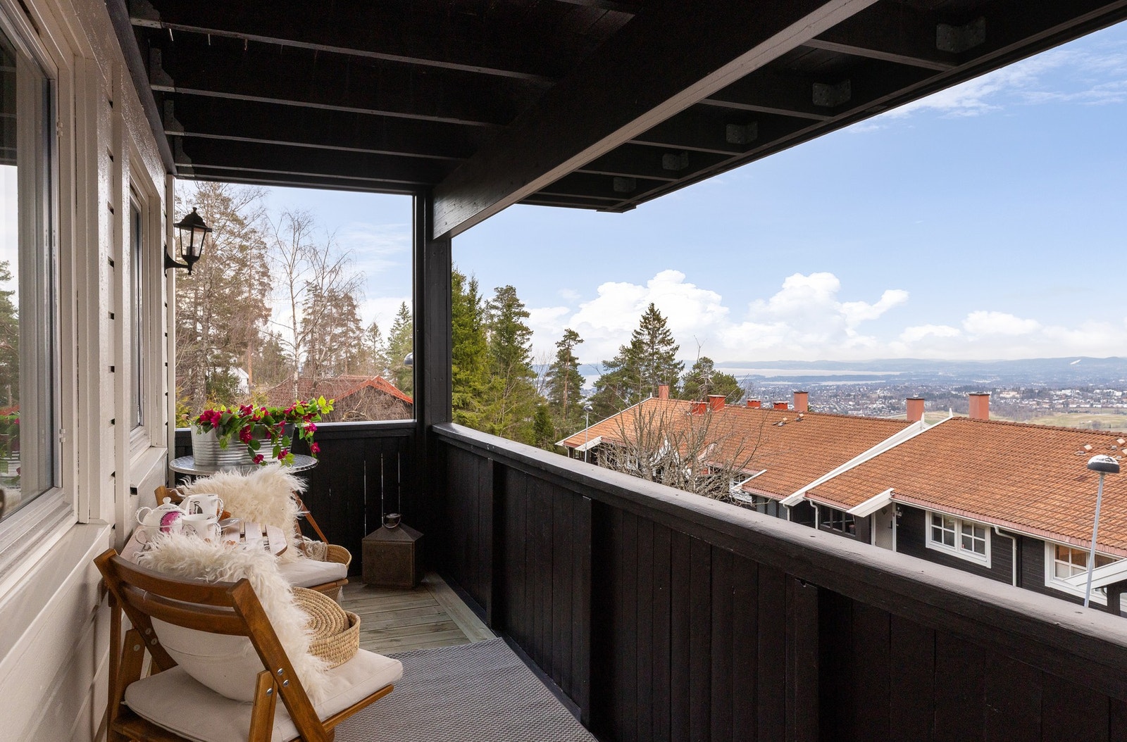 Plass til sittegruppe og spisebord. Galleribilde