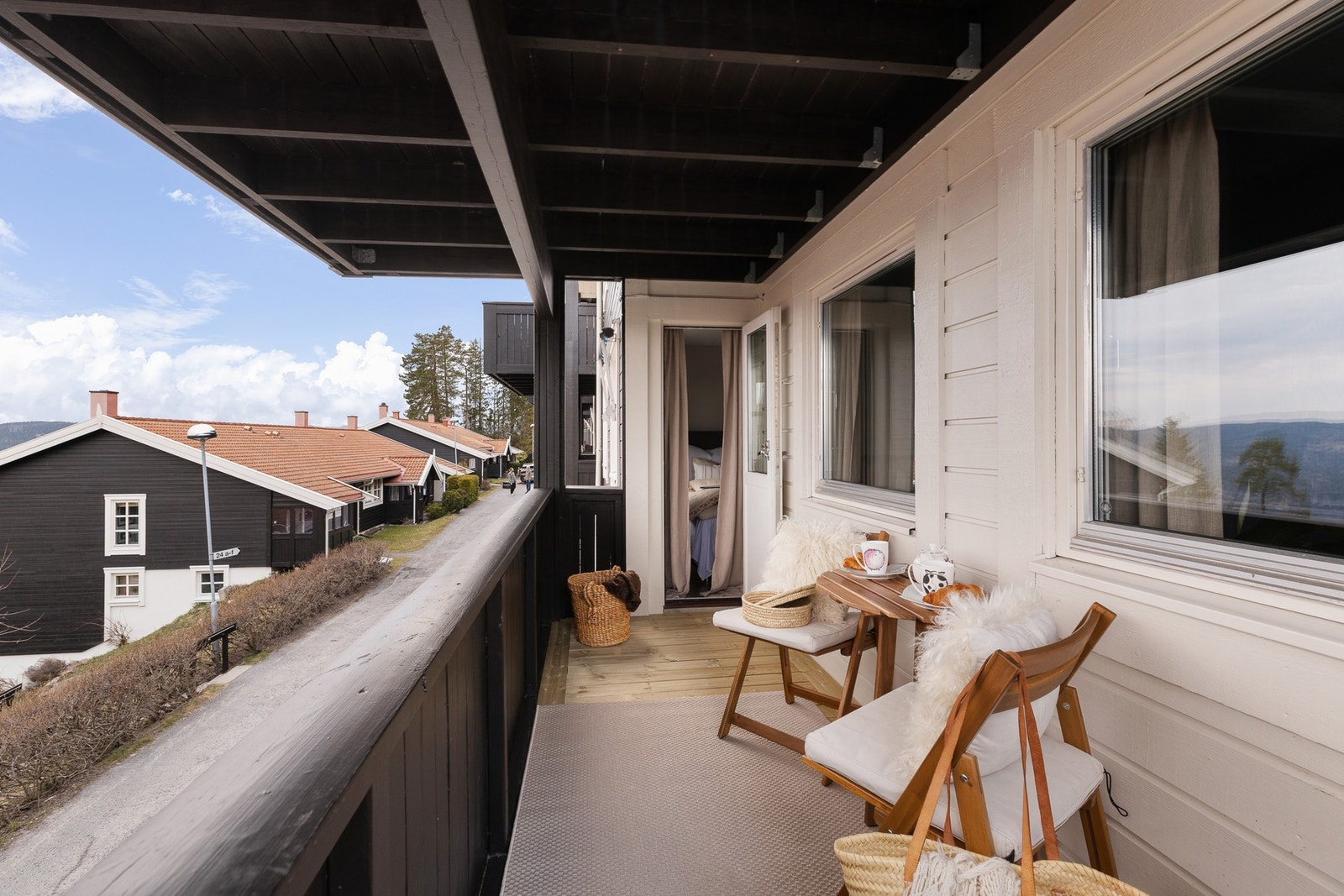 sydvestvendt og med nytt gulv og membran fra 2025. Galleribilde