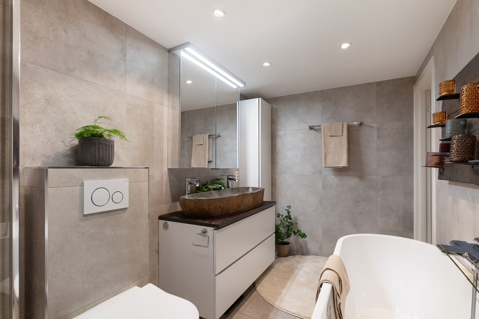 Det store badet ble renovert i 2020 med flislagte gulv- og veggflater og nytt sanitærutstyr. Galleribilde
