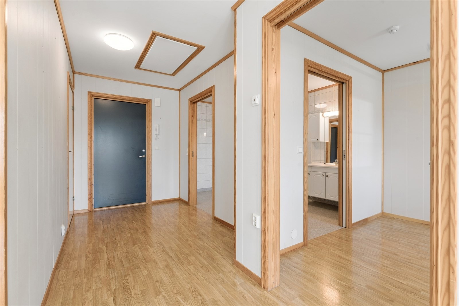 Romslig entré med god plass til å sette fra deg sko og yttertøy! Galleribilde