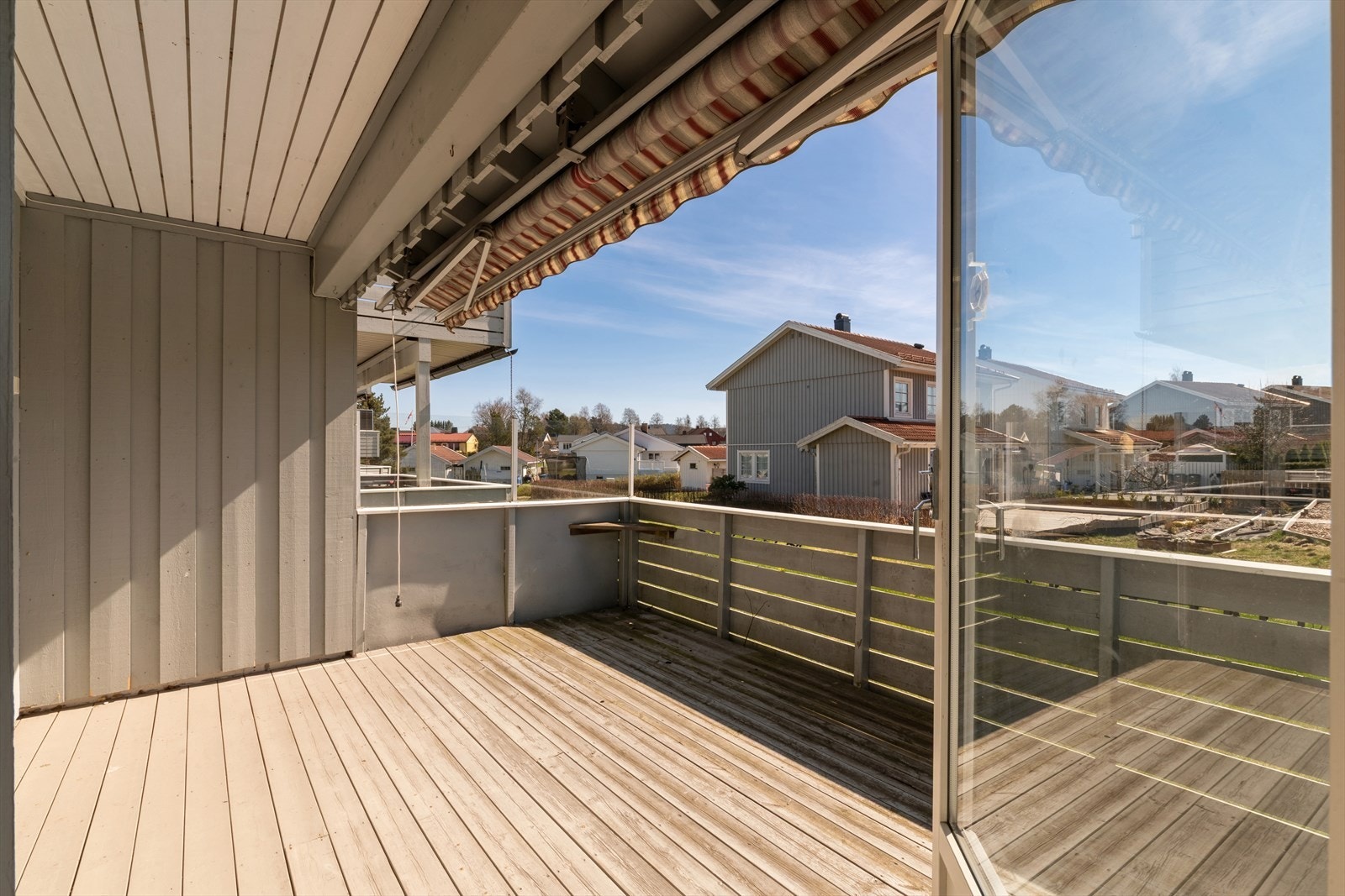 Delvis overbygget terrasse. Galleribilde