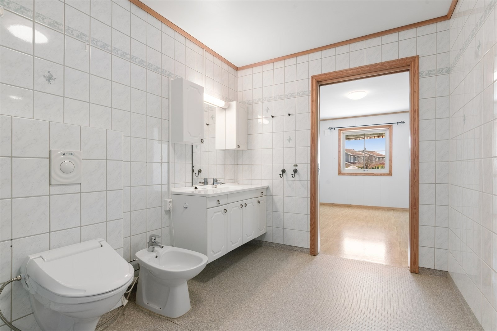 Rommet har servant, toalett, bide, dusjkbinett og opplegg for vaskemaskin. Galleribilde