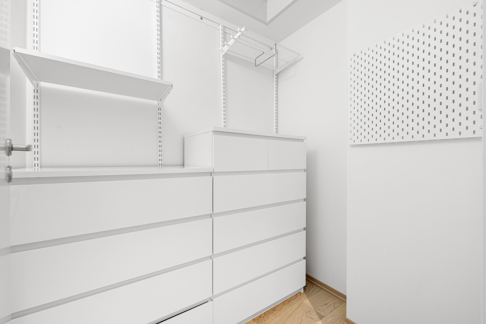 Boden måler 2,5 kvm og kan brukes til oppbevaring av diverse. Boden kan også brukes som en forlengelse av entréen, samt walk-in-closet. Hyllene og kommodene i boden vil medfølge i handelen. Galleribilde