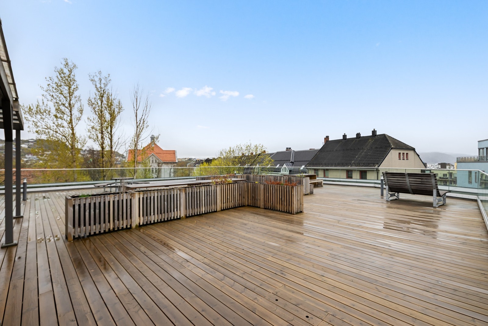 Som seksjonseier i Sameiet Lillebyjuvelen har du tilgang til byggets felles takterrasse. Ypperlig på varmere sommerdager og et herlig supplement til den private balkongen. Galleribilde