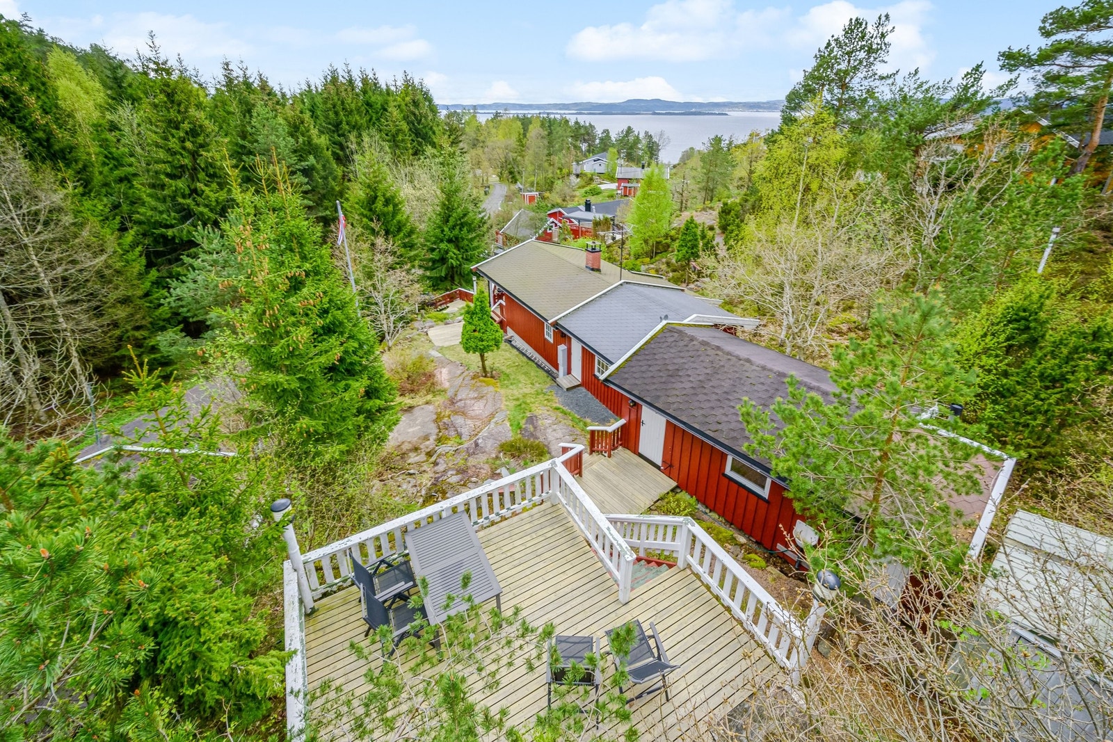 Eiendommen består av hovedhus, anneks, garasje, vedbod og en frittliggende veranda Galleribilde