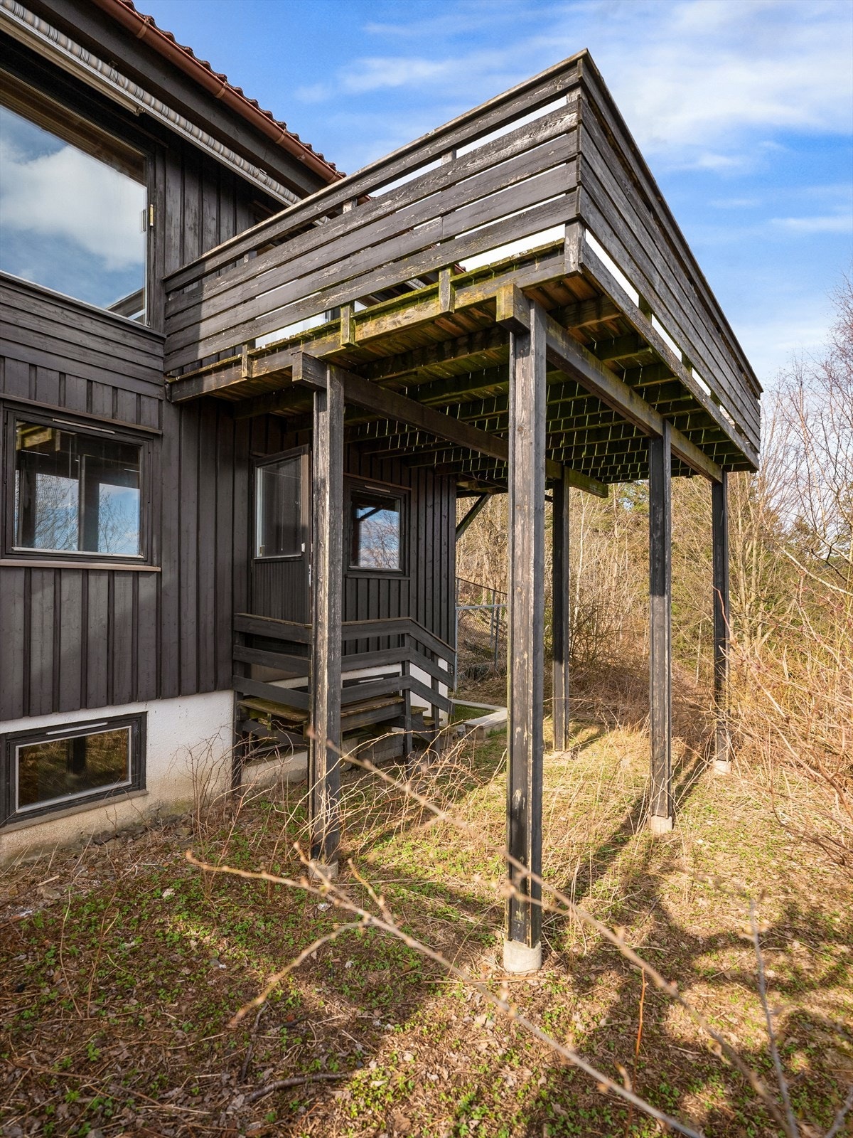 Det er også trapp ned fra terrassen til hagen Galleribilde