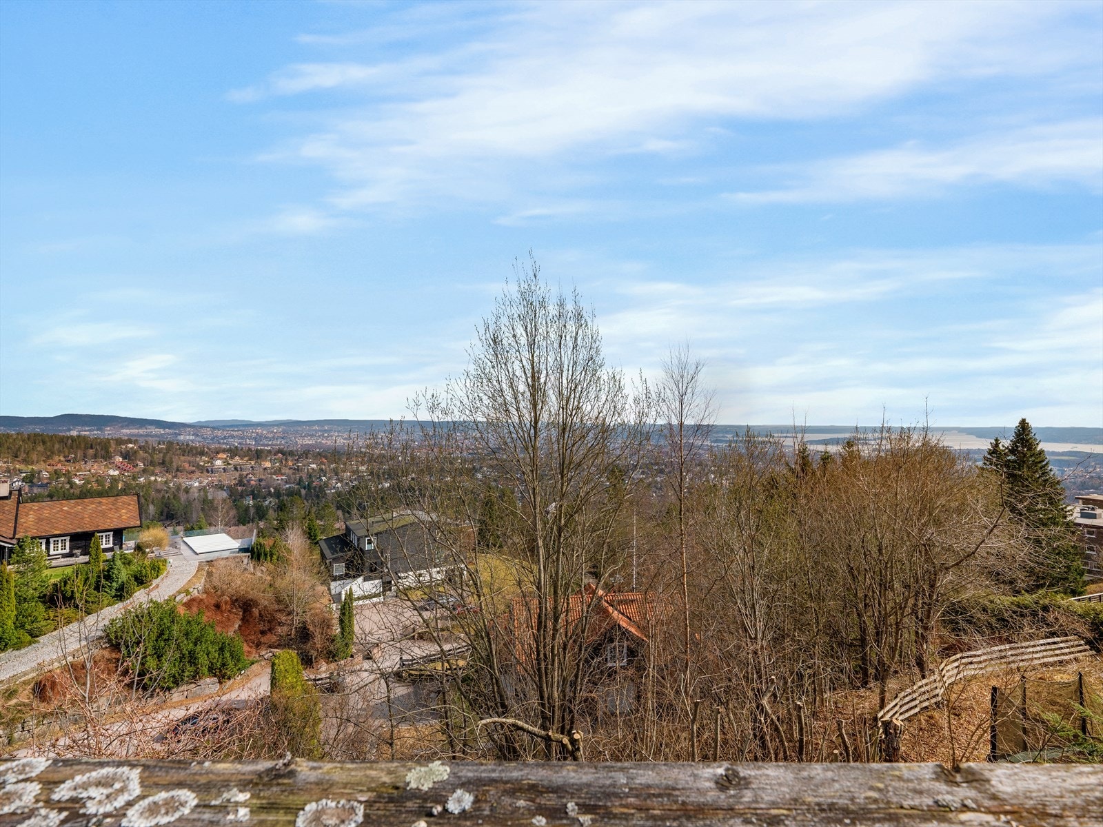 Høyt og fritt på toppen av Oslo med storslått utsikt over Oslo by og fjord Galleribilde